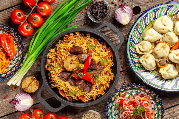 Geleneksel Özbek Doğu mutfağı. Özbek yeni yıl tatili için ulusal yemekler farklı yemekler aile tablosundan. Arka plan resmi üst bir görünümüdür, kopya alanı, düz yatıyordu