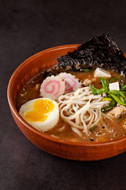 Asya Mutfağı kavramı. Japon ramen çorbası erişte, yumurta, soya peyniri, nori, Japon bir tabak içinde. yakın çekim. kopya alanı