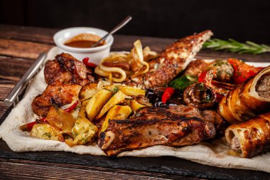 Gürcü mutfağı kavramı. Büyük et kurulu Kebab, kavrulmuş et, patates kızartması, kuzu kızartma ve sos ile. Bir pide üzerinde bir restoranda yemekler sunan. Üstten Görünüm, kopya alanı