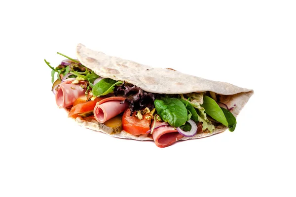 Das Konzept der italienischen Küche. Piadina mit Schinken, Tomaten, Salatmischung, Pistazien und Gurken auf weißem Hintergrund. isolieren — Stockfoto