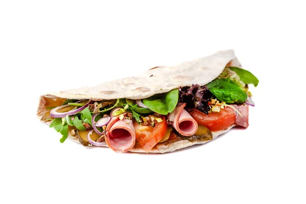 Das Konzept der italienischen Küche. Piadina mit Schinken, Tomaten, Salatmischung, Pistazien und Gurken auf weißem Hintergrund. isolieren — Stockfoto