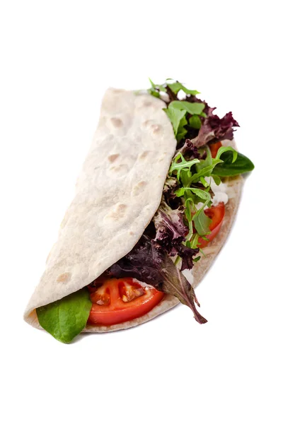 The concept of Italian cuisine. Vegatarian piadina with tomatoes, mozzarella cheese, mix lettuce, arugula and sauce on a white background. Isolate — Stock Photo, Image