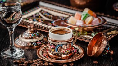 Türk mutfağı konsepti. Türk demlenmiş siyah kahve. Restoranda servis edilen güzel kahve. Arka plan görüntüsü. Kopyalama alanı