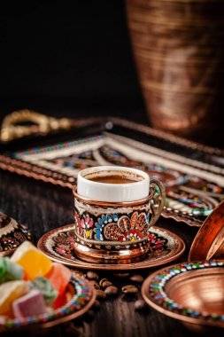 Türk mutfağı konsepti. Türk demlenmiş siyah kahve. Restoranda servis edilen güzel kahve. Arka plan görüntüsü. Kopyalama alanı