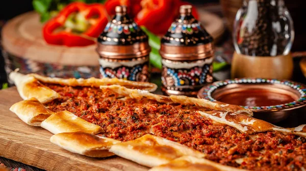 Geleneksel Türk mutfağı. Türk Pizza Pita et ile. Türk pidesi veya sucuk pide. Restoranda servis edilen güzel yemekler. Arka plan görüntüsü. Kopyalama alanı