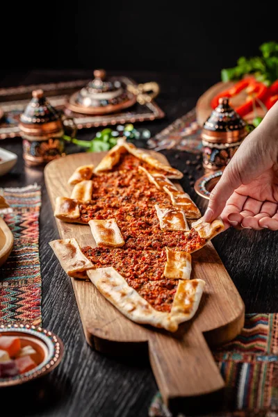 Традиционная турецкая кухня. Турецкая пицца Пита с мясом. Тёрк Пидези или Сукук Пидэ. Озил подает блюда в ресторане. Фоновое изображение. копировальное пространство Лицензионные Стоковые Фото