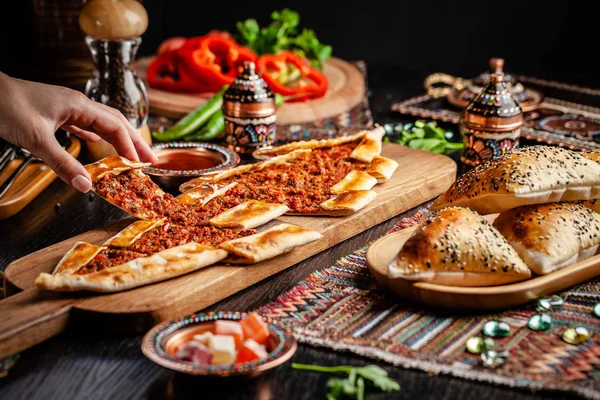 Tradycyjne dania kuchni tureckiej. Turecka Pizza Pita z mięsem. Turk Pidesi lub Sucuk PIDE. W restauracji serwowane są wyśmienite potrawy. Obraz tła. miejsce kopiowania Zdjęcie Stockowe