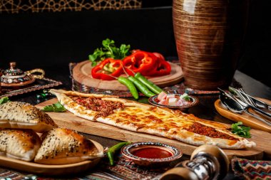 Geleneksel Türk mutfağı. Farklı bir dolma, et, peynir, dana eti dilimleri ile Türk pizza Pide. Turk Pidesi veya Sucuk Pide. Restoranda yemek servisi. Kopyalama alanı
