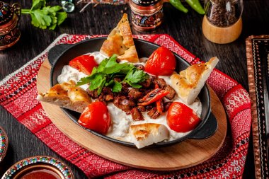 Geleneksel Türk, Arap mutfağı. Ali Nazik Kebap. Patlıcan, yoğurt ve sarımsak ile doğranmış kuzu eti. Osmanlı yemekleri. Restoranda yemek servisi. kopyalama alanı