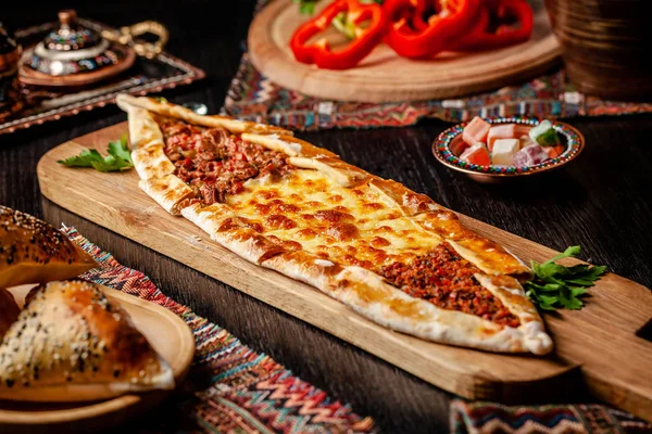 Geleneksel Türk mutfağı. Farklı bir dolma, et, peynir, dana eti dilimleri ile Türk pizza Pide. Turk Pidesi veya Sucuk Pide. Restoranda yemek servisi. Kopyalama alanı