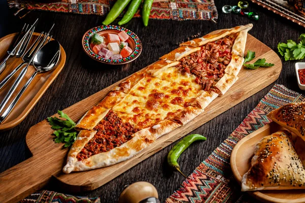 Geleneksel Türk mutfağı. Farklı bir dolma, et, peynir, dana eti dilimleri ile Türk pizza Pide. Turk Pidesi veya Sucuk Pide. Restoranda yemek servisi. Kopyalama alanı