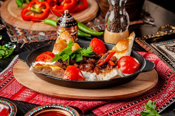 Cuisine traditionnelle turque et arabe. Ali Nazik Kebab. Agneau haché avec aubergine, yaourt et ail. De la nourriture ottomane. Servant des plats au restaurant. espace de copie — Photo