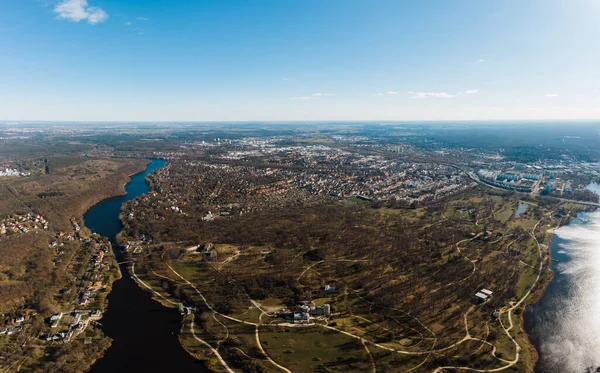 Potsdam, Brandenburg, Alemanha, 04.04.2020 avião cityscape drone foto — Fotografia de Stock