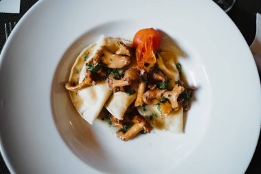 Tabakta haşlanmış mantar sosu.