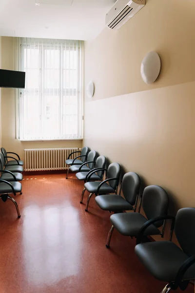 Biuro lekarskie czekanie i miejsce do siedzenia wewnątrz — Zdjęcie stockowe