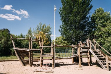 Çocuk ahşap oyun teknesi güzel bir oyun parkında