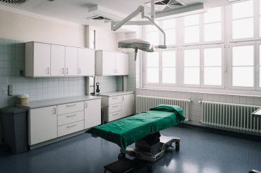Hiçbir doktor ve insan olmadan ameliyat odasının iç manzarası.