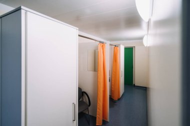 Doktor ofisi bekleme ve oturma alanı