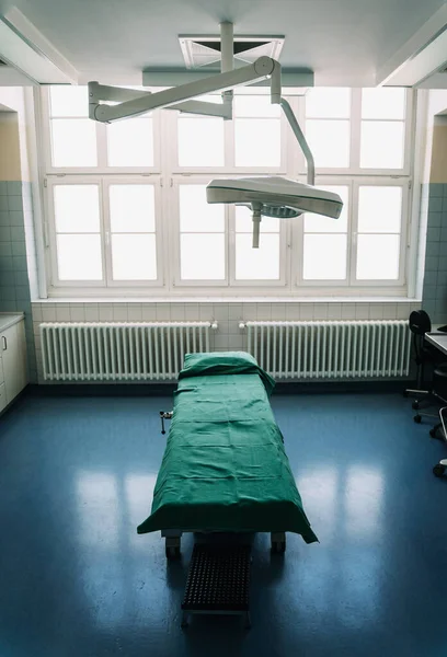 Vista interior da sala de operações sem pessoas ou médicos — Fotografia de Stock