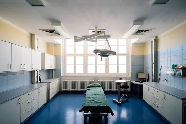 Vista interna della sala operatoria senza persone o medici — Foto Stock