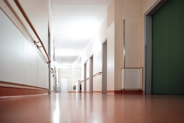 Couloir de l'hôpital salle d'attente intérieure sans personnes — Photo