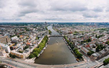 Amsterdam şehir manzarası yaz aylarında yukarıdan drone görüntüsü