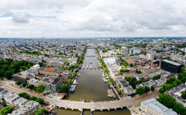 Amsterdam şehir manzarası yaz aylarında yukarıdan drone görüntüsü