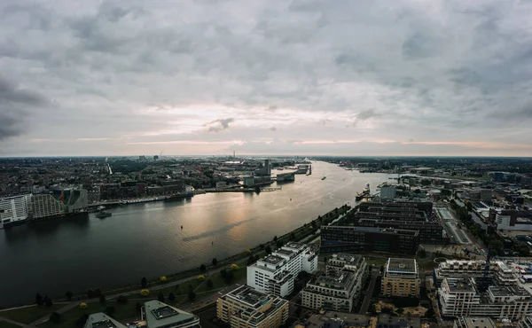 Amsterdams stadsbild av kanalfloden vid centralstationen — Stockfoto