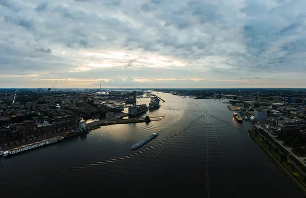 Amszterdam városképe csatorna folyó központi állomáson — Stock Fotó