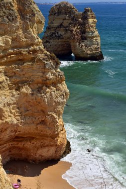 uçurum ve ponta da piedade Portekizce Algarve'deki/daki oteller deniz kenarı kaya oluşumları