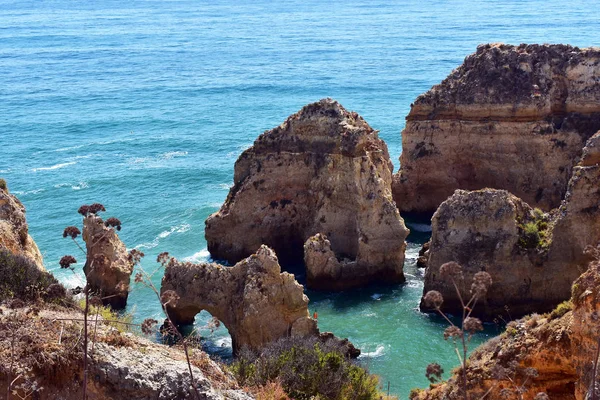崖やポルトガルのアルガルヴェ地方のポンタダピエダデの海岸の岩の塊 — ストック写真