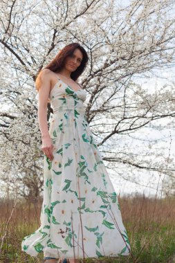 mavi gözlü parlak güneşin tam büyüme çiçek bahçesinde ince kahverengi saçlı kadın