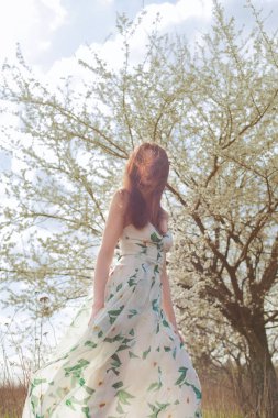 mavi gözlü parlak güneşin tam büyüme çiçek bahçesinde ince kahverengi saçlı kadın