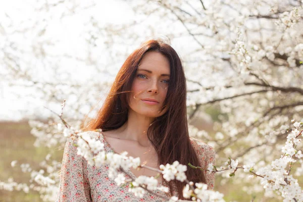 Retrato Close Uma Mulher Cabelos Castanhos Com Olhos Azuis Jardim — Fotografia de Stock