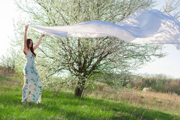 Donna Dai Capelli Castani Esili Con Gli Occhi Azzurri Giardino — Foto Stock