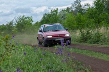 Ukrayna Kharkov arabalar hızlı bir şekilde dahil bir toprak yol boyunca yürütülen ralli