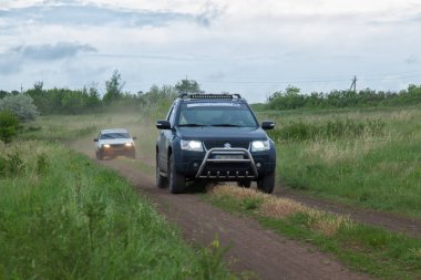 Ukrayna Kharkov arabalar hızlı bir şekilde dahil bir toprak yol boyunca yürütülen ralli