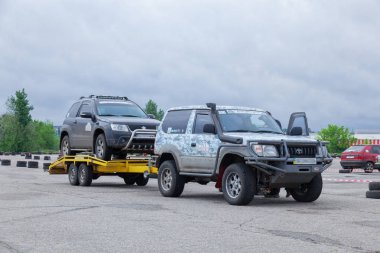 Ukrayna Kharkov arabalar hızlı bir şekilde dahil bir toprak yol boyunca yürütülen ralli