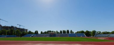 küçük ili Stadyumu bir koşu parkuru ve futbol alanı doğal yeşil çim ile