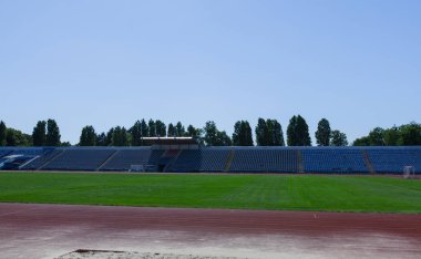 küçük ili Stadyumu bir koşu parkuru ve futbol alanı doğal yeşil çim ile