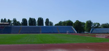 küçük ili Stadyumu bir koşu parkuru ve futbol alanı doğal yeşil çim ile