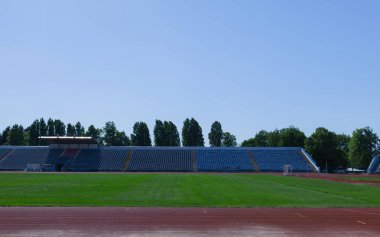 küçük ili Stadyumu bir koşu parkuru ve futbol alanı doğal yeşil çim ile