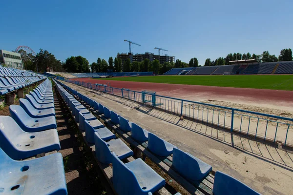 Bright Sunny Day Blue Clear Sky Blue Seating Stadium Grass — Stock Photo, Image