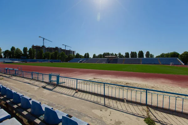 Bir Koşu Parkuru Arka Plan Binada Bir Futbol Alanı Doğal — Stok fotoğraf