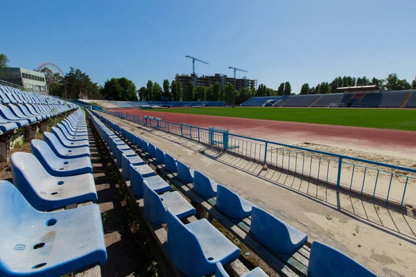 Brilhante Dia Ensolarado Azul Céu Claro Azul Assentos Estádio Grama — Fotografia de Stock