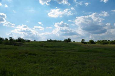 toprak yol yükselir çimlerin arasında bir tepe üzerinde gider ufuk ve beyaz bulut mavi sette