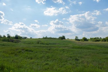 toprak yol yükselir çimlerin arasında bir tepe üzerinde gider ufuk ve beyaz bulut mavi sette