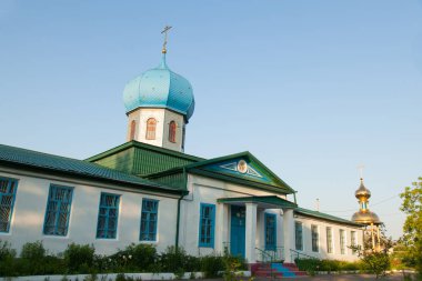 Altın bir haç ve bir mavi mavi kubbe köyü erken sabah güneşin Hıristiyan kilise