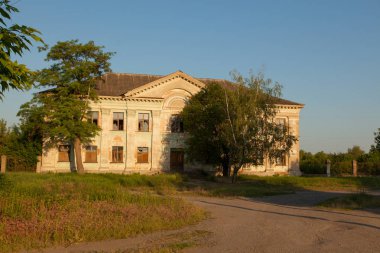 iki katlı bina yeşil ağaçlar yumuşak erken sabah güneşi köyü terk edilmiş