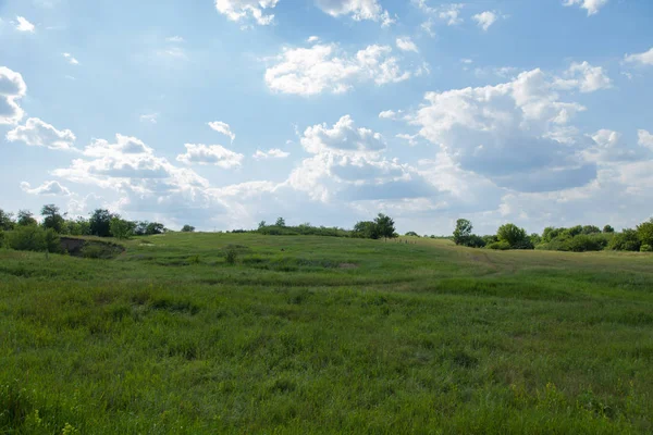 toprak yol yükselir çimlerin arasında bir tepe üzerinde gider ufuk ve beyaz bulut mavi sette